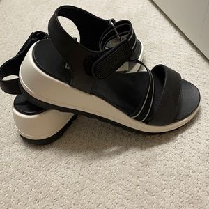 Cougar stretch strap wedge sandals size 10